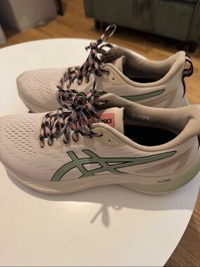 Asics Women’s GT2000 Beige Sneakers with Mint Accents and Patterned Laces
